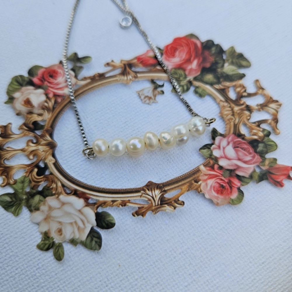 Silver bracelet with pearl detail